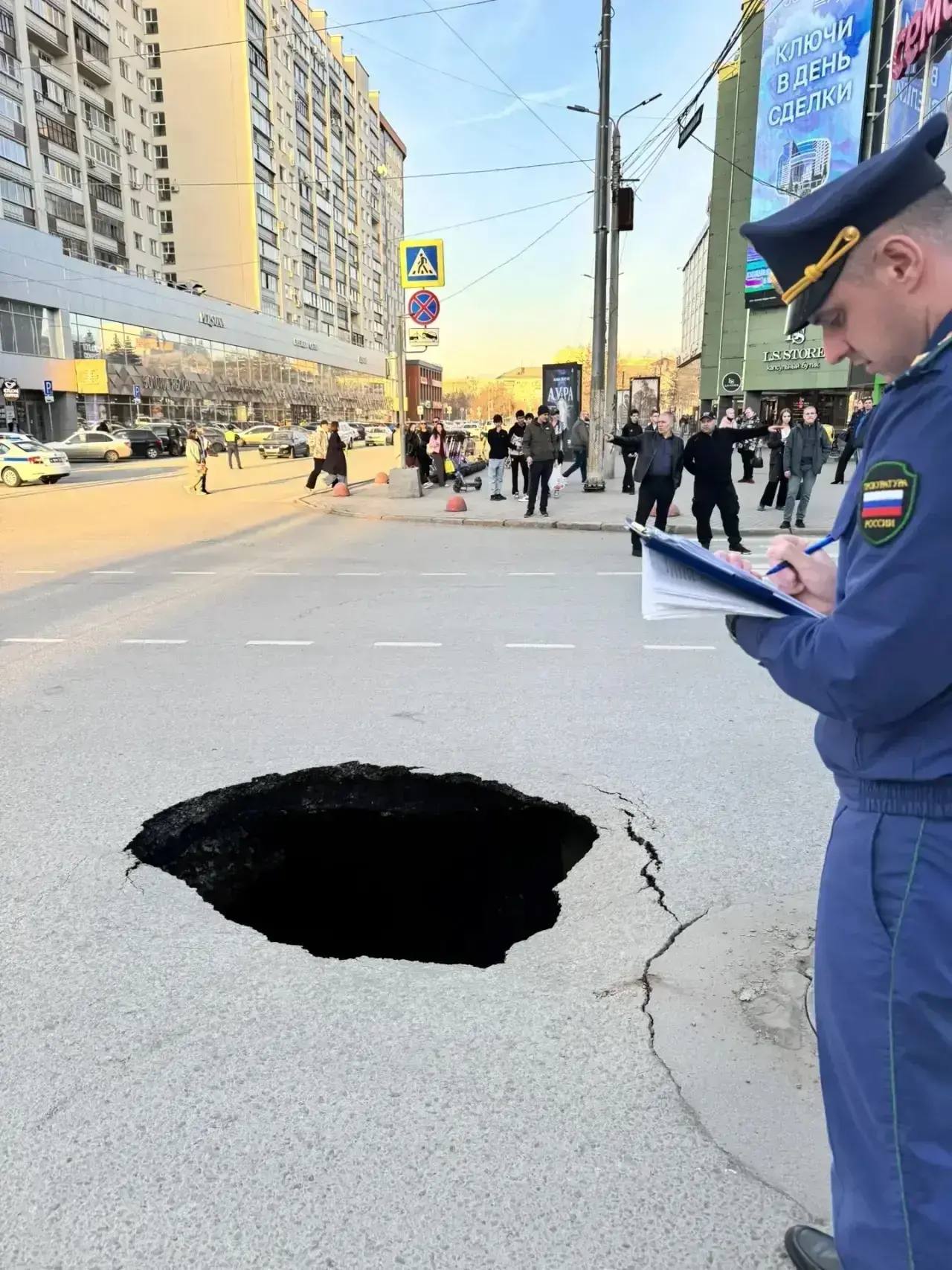 Прокуратура начала проверку по факту провала асфальта в центре Челябинска