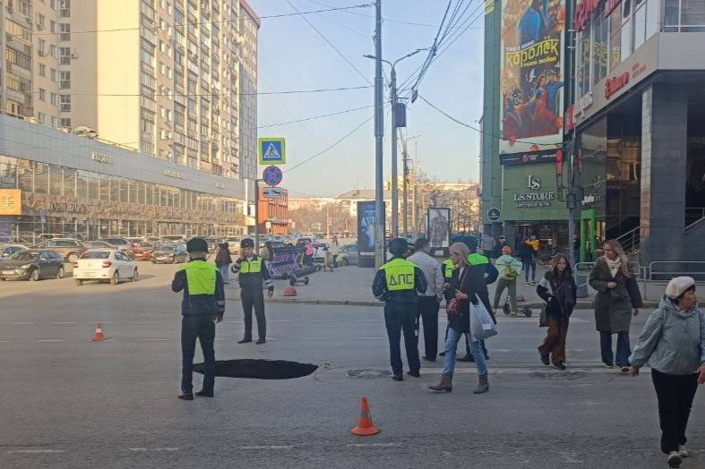 Опять провал. За пять дней в Челябинске произошло три случая обрушения асфальта Опять провал. За пять дней в Челябинске произошло три случая обрушения асфальта