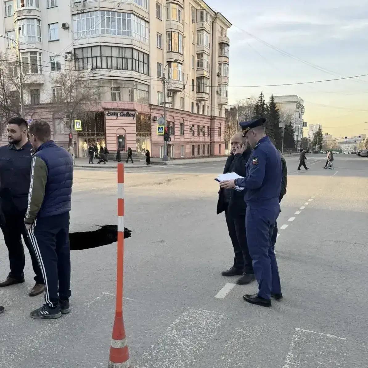Прокуратура начала проверку по факту провала асфальта в центре Челябинска Прокуратура начала проверку по факту провала асфальта в центре Челябинска