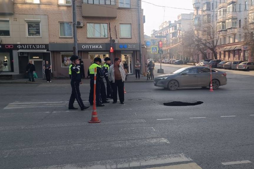 Опять провал. За пять дней в Челябинске произошло три случая обрушения асфальта Опять провал. За пять дней в Челябинске произошло три случая обрушения асфальта