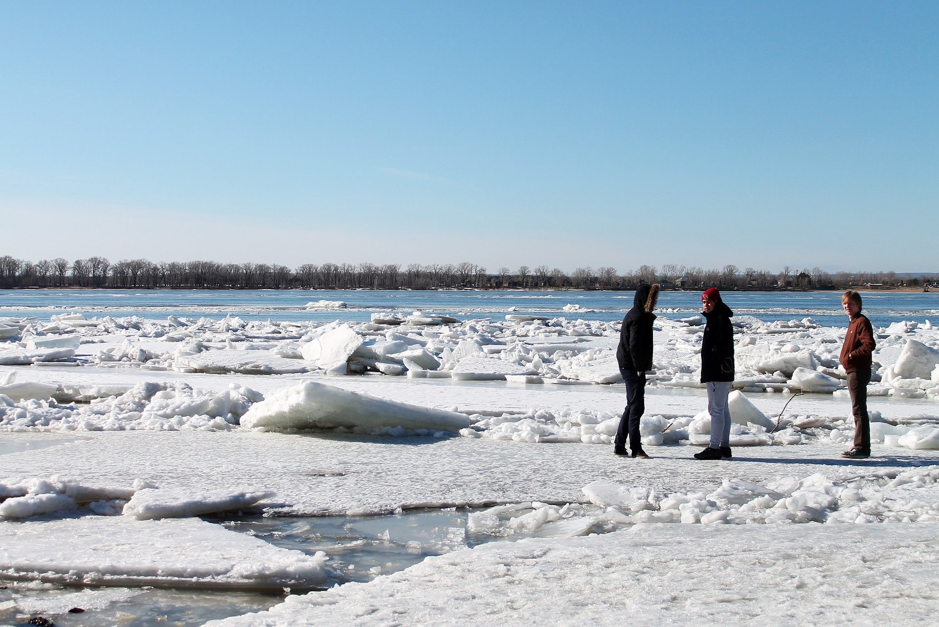 «Лед — это смерть»: в Челябинске ввели запрет на выход на водоемы после гибели трех человек