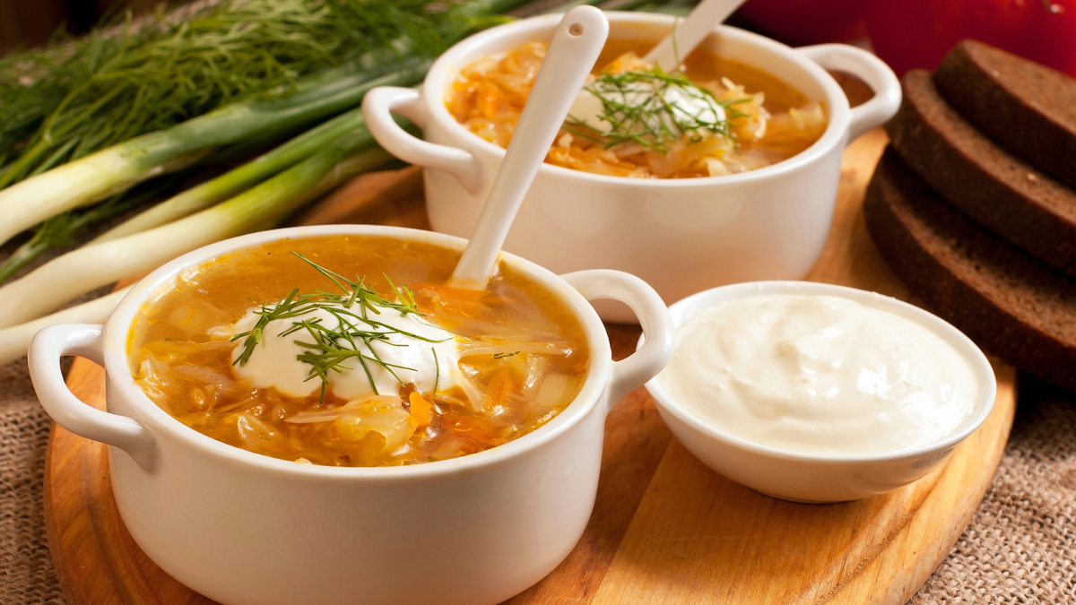 Щи на каждый вкус: три рецепта от домашнего до царского