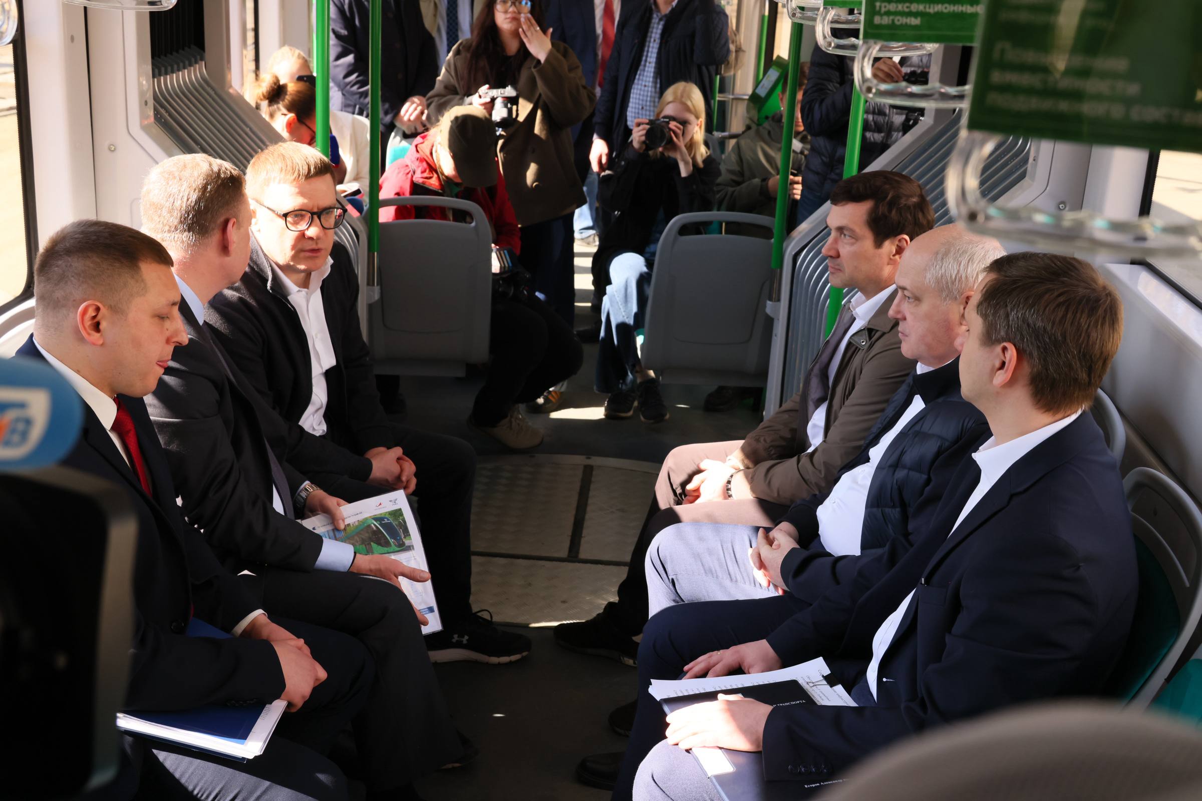 «Роскошь, просто роскошь»: вместе с Алексеем Текслером мы прокатились на челябинском трёхсекционном трамвае «Роскошь, просто роскошь»: вместе с Алексеем Текслером мы прокатились на челябинском трёхсекционном трамвае