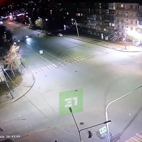 Мотоциклист на скорости врезался в легковушку