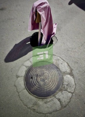 Провал асфальта во дворе на Овчинникова