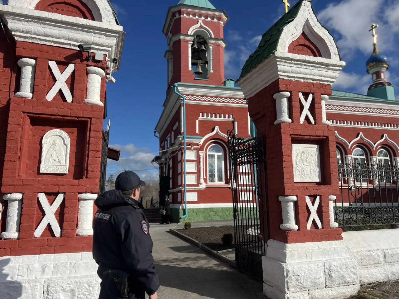 Полицейские приступили к охране правопорядка в местах проведения религиозных мероприятий Полицейские приступили к охране правопорядка в местах проведения религиозных мероприятий