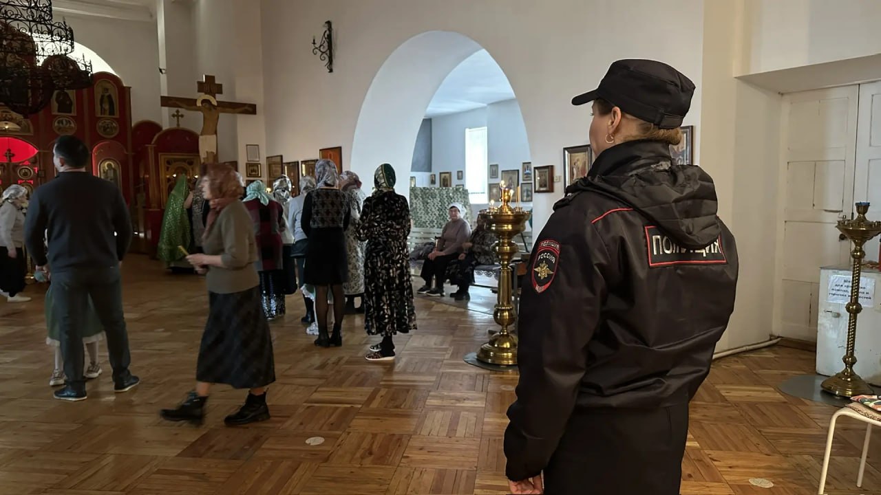 Полицейские приступили к охране правопорядка в местах проведения религиозных мероприятий Полицейские приступили к охране правопорядка в местах проведения религиозных мероприятий