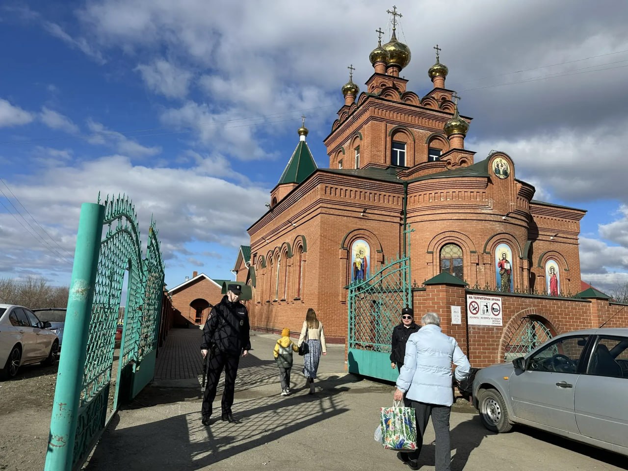 Полицейские приступили к охране правопорядка в местах проведения религиозных мероприятий Полицейские приступили к охране правопорядка в местах проведения религиозных мероприятий