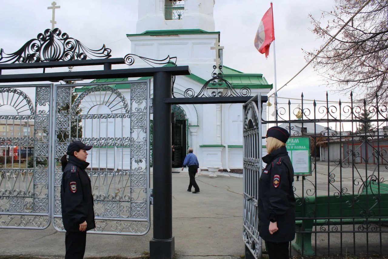 Полицейские приступили к охране правопорядка в местах проведения религиозных мероприятий Полицейские приступили к охране правопорядка в местах проведения религиозных мероприятий