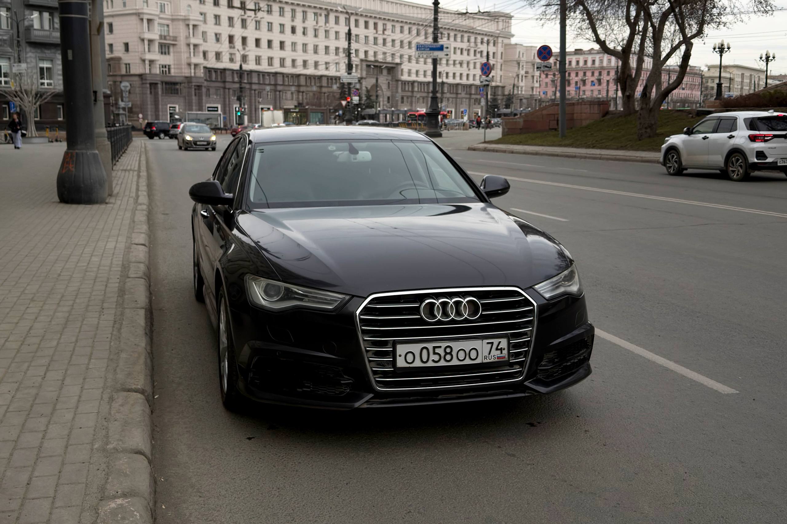 А обычным автомобилистам так можно? Водитель припарковал Audi с тремя «О» в госномере на улице Воровского у здания Арбитражного суда