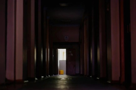 «Чем болела? Пила»: ребенок в детском доме, а мама гуляет и прячется от приставов