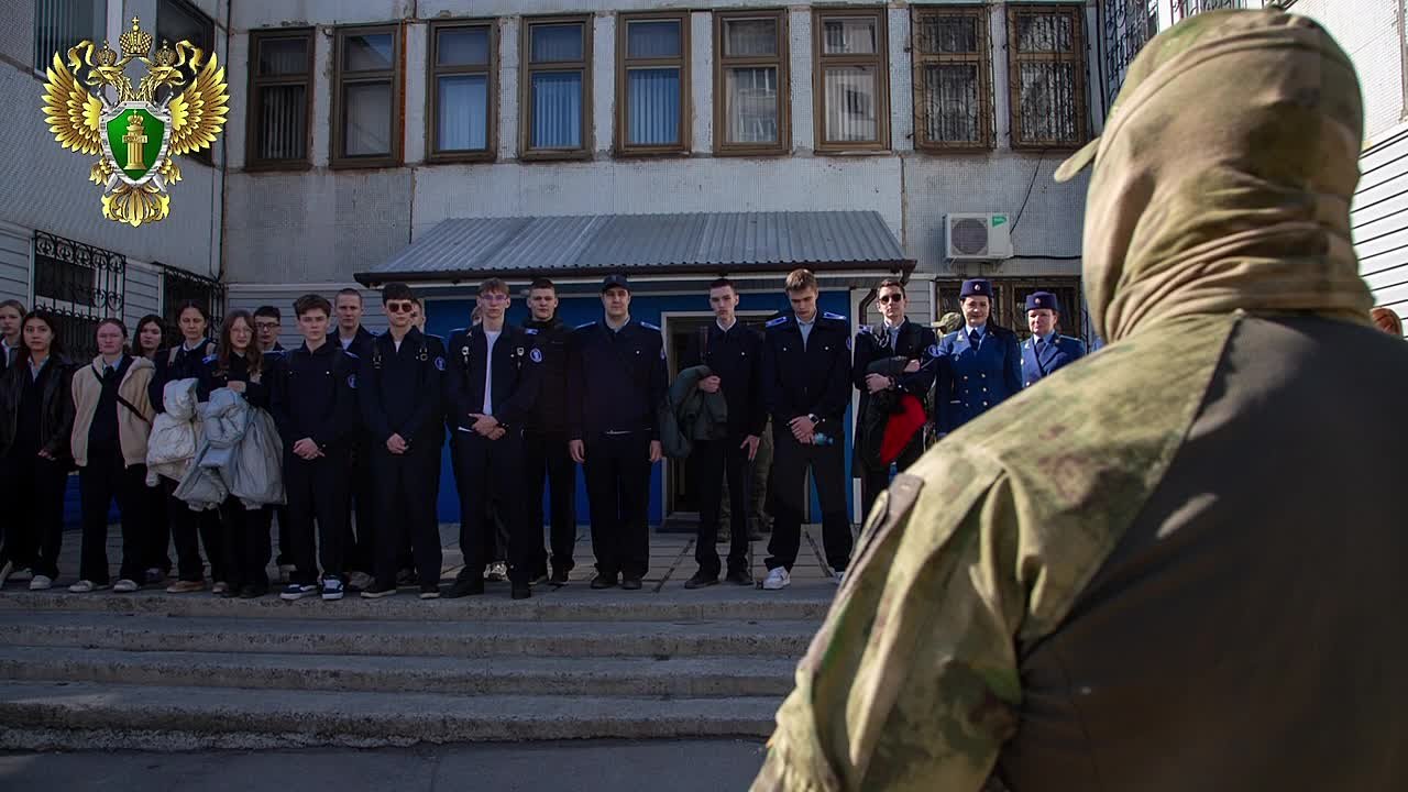 Ребятам из кадетского прокурорского класса проведен Урок мужества сотрудниками СОБР «Аркаим»