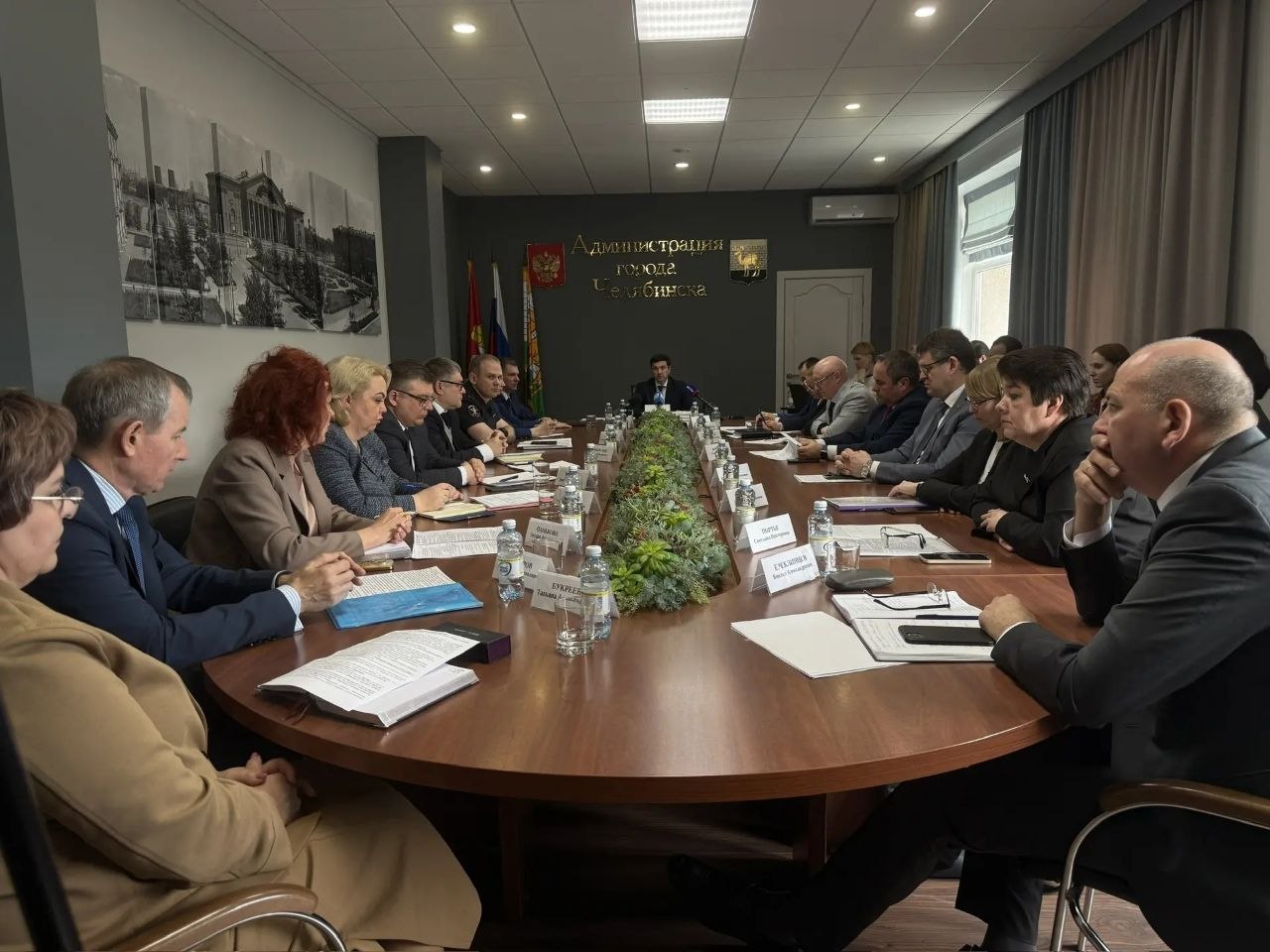 Ремонт дорог, ответственность собственников инженерных коммуникаций, тестовый режим платных парковок и подготовка к православным праздникам – эти вопросы обсудили сегодня на аппаратном совещании в администрации Челябинска