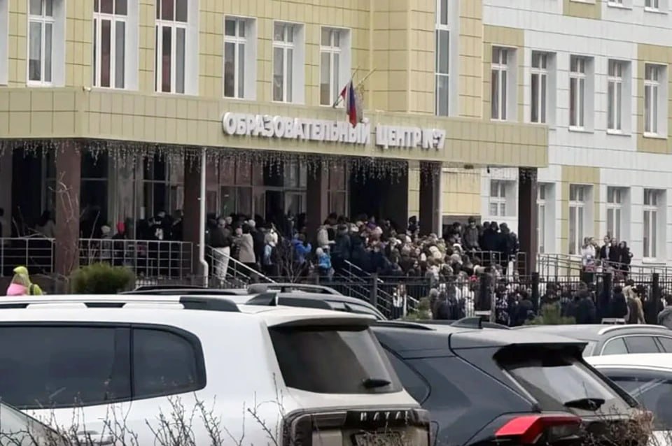 «В рюкзак даже не посмотрели»: в Челябинске дети и родители озадачены досмотром и огромными очередями на входе в школы