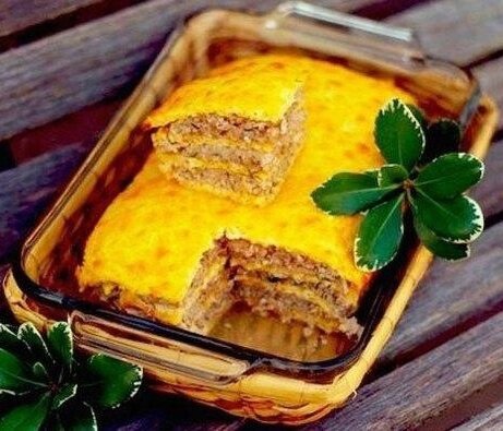 Слоёный сырный пирог с куриным фаршем: новый взгляд на привычное блюдо