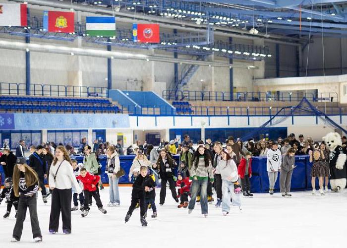 В Челябинске 800 человек вышли на лед для поддержки особенных детей