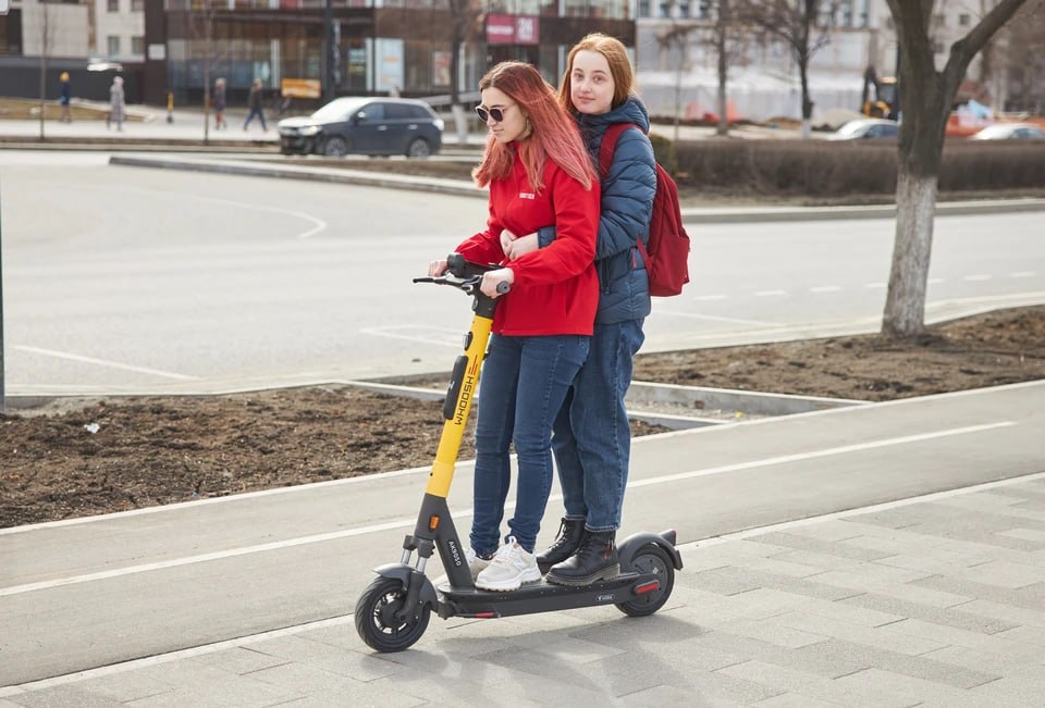 Губернатор Челябинской области поручил разделить потоки пешеходов и пользователей электросамокатов