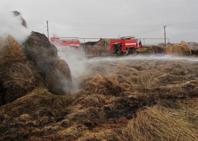 Потушили глубокой ночью: в поселке Челябинской области загорелось крупное сенохранилище