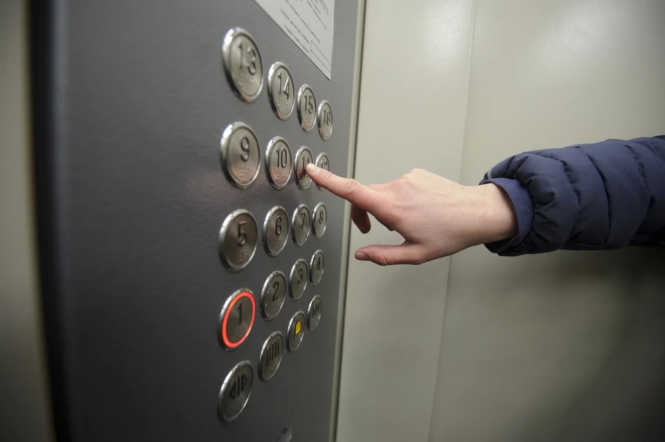 Челябинец напал на 87-летнего пенсионера в лифте