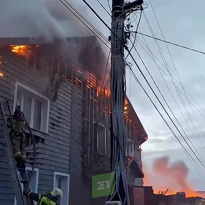 В Златоусте горят два дома