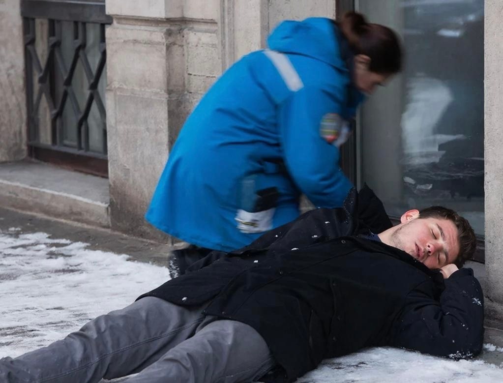 «Клуб закрылся, последнего клиента вынесли на улицу и, чтобы он не замерз, вызвали скорую помощь» «Клуб закрылся, последнего клиента вынесли на улицу и, чтобы он не замерз, вызвали скорую помощь»