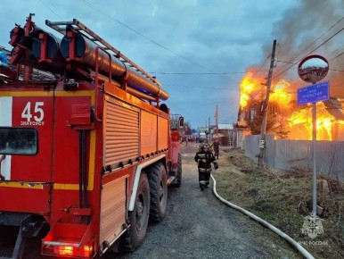 Позднее сообщение позволило огню разгуляться: в Златоусте горят частный дом и постройки