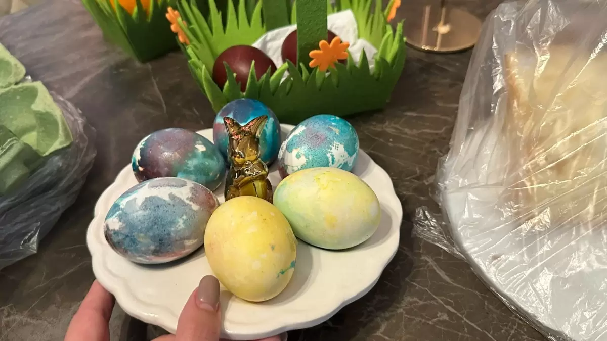 Красим пасхальные яйца с рисом: уникальный метод для креативных хозяек