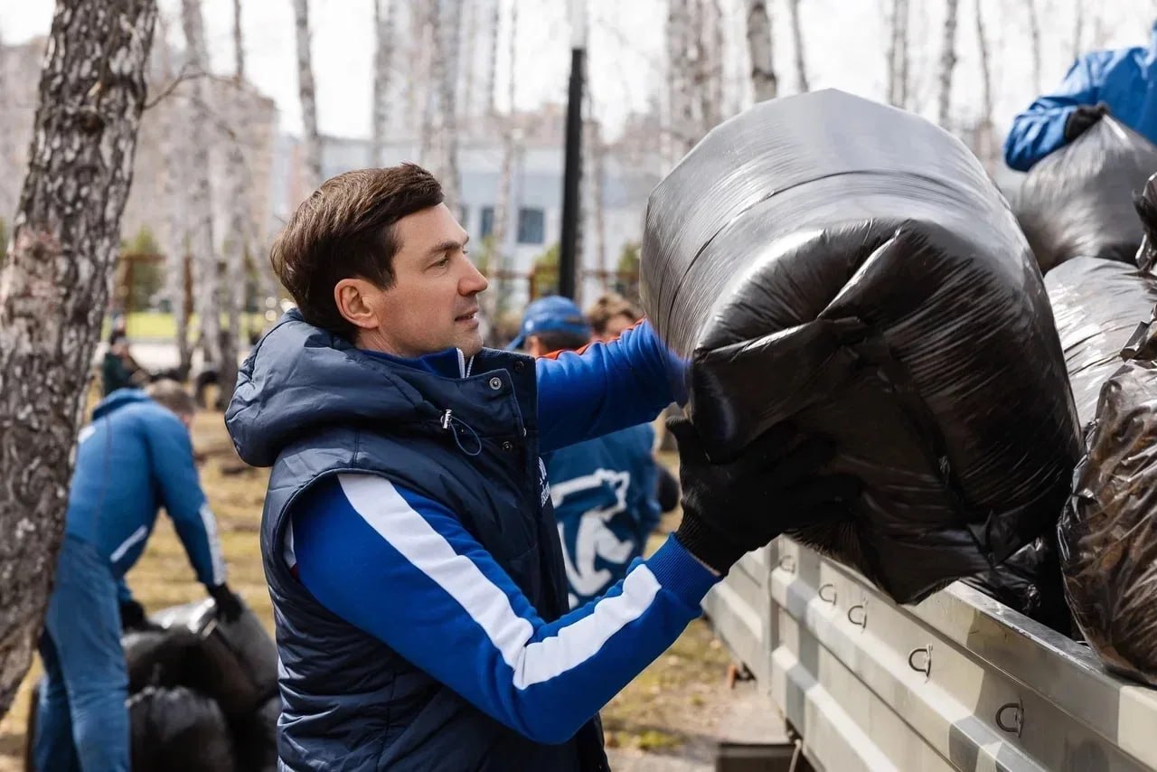 Алексей Лошкин навел порядок в сквере у кафедрального собора в Челябинске