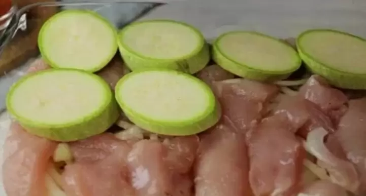 Как приготовить свинину с кабачками и сыром: два аппетитных рецепта