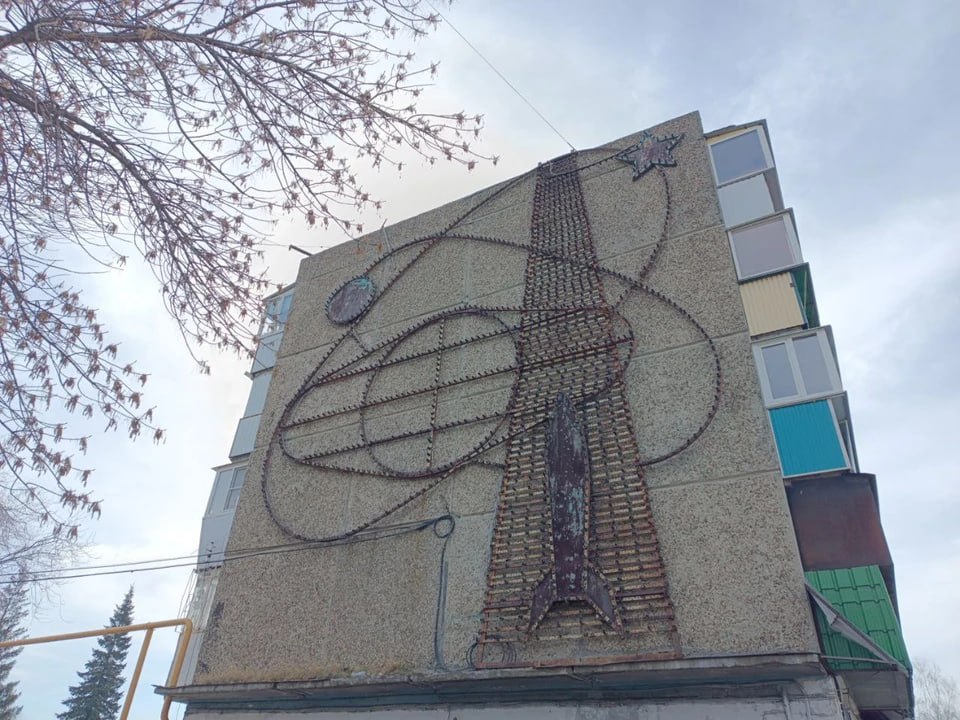 12 апреля 1961 года состоялся первый полет человека в космос — капитаном первого звездолета был старший лейтенант ВВС СССР Юрий Гагарин, который за 108 минут совершил один виток вокруг планеты и вернулся на Землю майором 12 апреля 1961 года состоялся первый полет человека в космос — капитаном первого звездолета был старший лейтенант ВВС СССР Юрий Гагарин, который за 108 минут совершил один виток вокруг планеты и вернулся на Землю майором