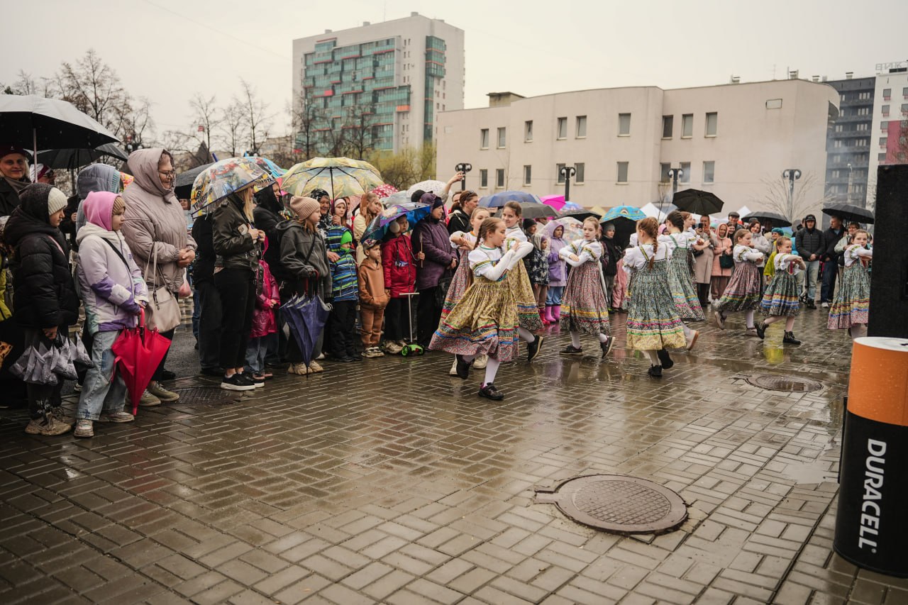 Жители Челябинска отметили Пасху с куличами и танцами под дождем Жители Челябинска отметили Пасху с куличами и танцами под дождем