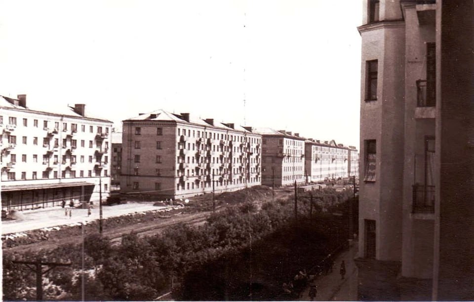 12 апреля 1961 года состоялся первый полет человека в космос — капитаном первого звездолета был старший лейтенант ВВС СССР Юрий Гагарин, который за 108 минут совершил один виток вокруг планеты и вернулся на Землю майором 12 апреля 1961 года состоялся первый полет человека в космос — капитаном первого звездолета был старший лейтенант ВВС СССР Юрий Гагарин, который за 108 минут совершил один виток вокруг планеты и вернулся на Землю майором