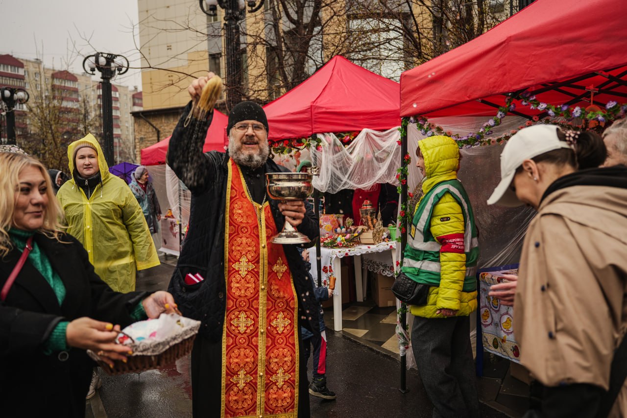 Жители Челябинска отметили Пасху с куличами и танцами под дождем Жители Челябинска отметили Пасху с куличами и танцами под дождем