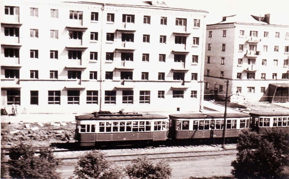 12 апреля 1961 года состоялся первый полет человека в космос — капитаном первого звездолета был старший лейтенант ВВС СССР Юрий Гагарин, который за 108 минут совершил один виток вокруг планеты и вернулся на Землю майором 12 апреля 1961 года состоялся первый полет человека в космос — капитаном первого звездолета был старший лейтенант ВВС СССР Юрий Гагарин, который за 108 минут совершил один виток вокруг планеты и вернулся на Землю майором