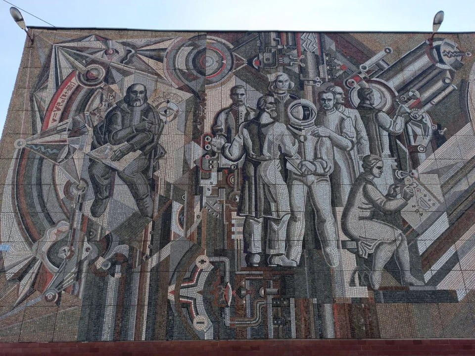 12 апреля 1961 года состоялся первый полет человека в космос — капитаном первого звездолета был старший лейтенант ВВС СССР Юрий Гагарин, который за 108 минут совершил один виток вокруг планеты и вернулся на Землю майором 12 апреля 1961 года состоялся первый полет человека в космос — капитаном первого звездолета был старший лейтенант ВВС СССР Юрий Гагарин, который за 108 минут совершил один виток вокруг планеты и вернулся на Землю майором