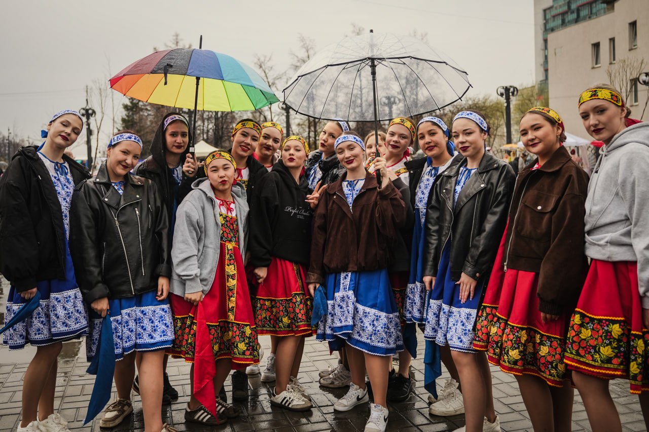 Жители Челябинска отметили Пасху с куличами и танцами под дождем