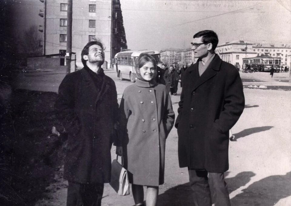 12 апреля 1961 года состоялся первый полет человека в космос — капитаном первого звездолета был старший лейтенант ВВС СССР Юрий Гагарин, который за 108 минут совершил один виток вокруг планеты и вернулся на Землю майором