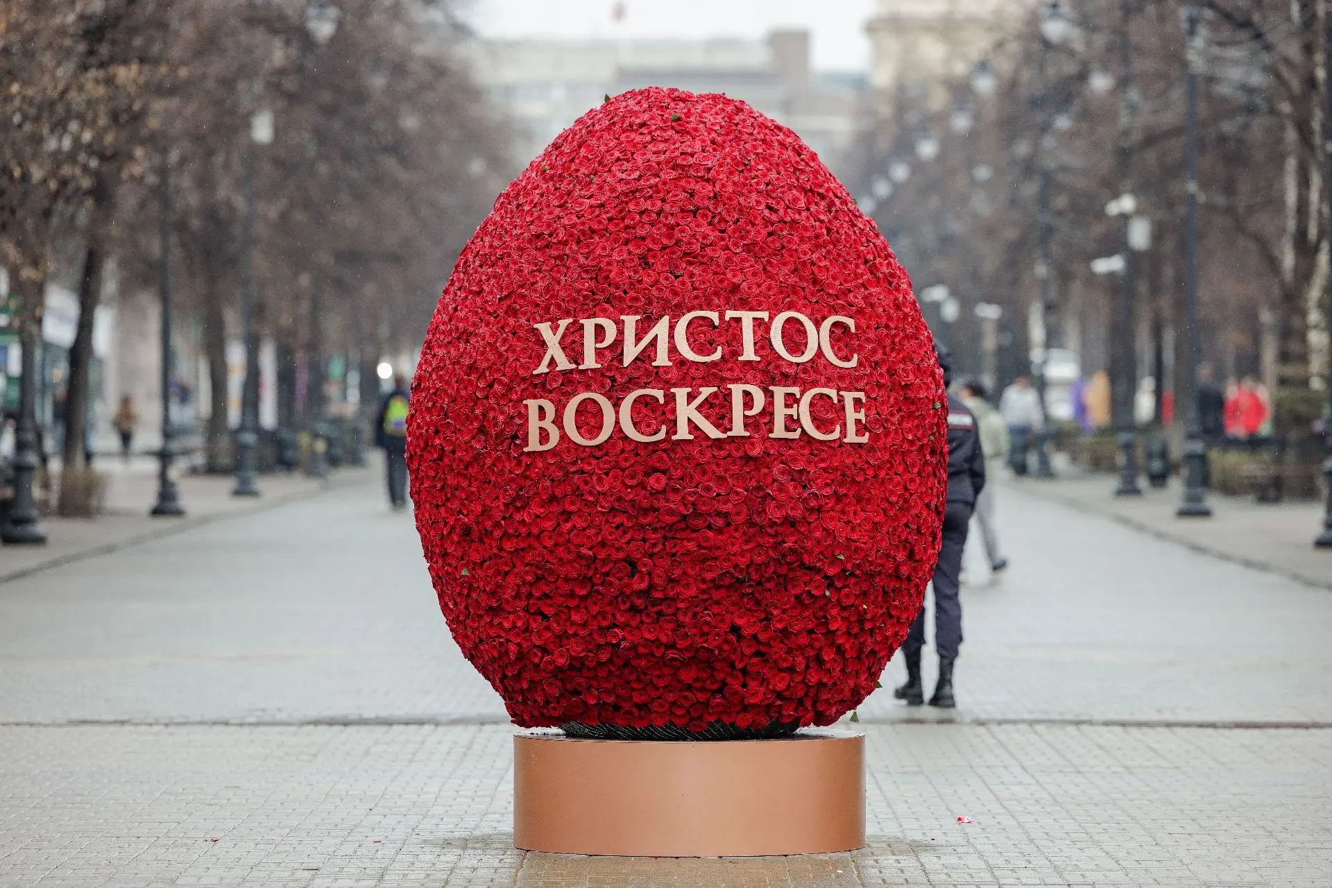 Челябинцы сделали тысячи селфи с огромными пасхальными яйцами