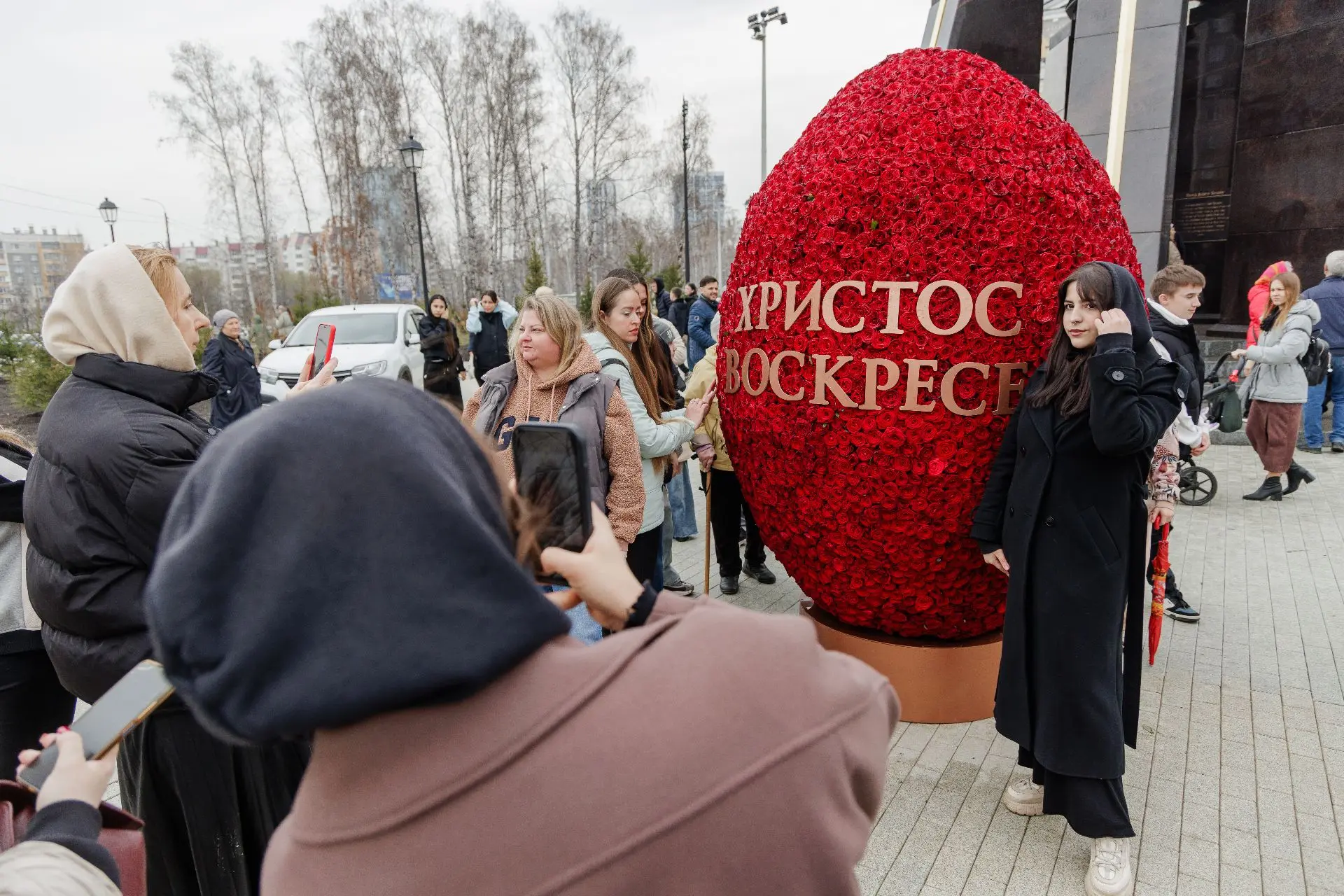 Челябинцы сделали тысячи селфи с огромными пасхальными яйцами Челябинцы сделали тысячи селфи с огромными пасхальными яйцами