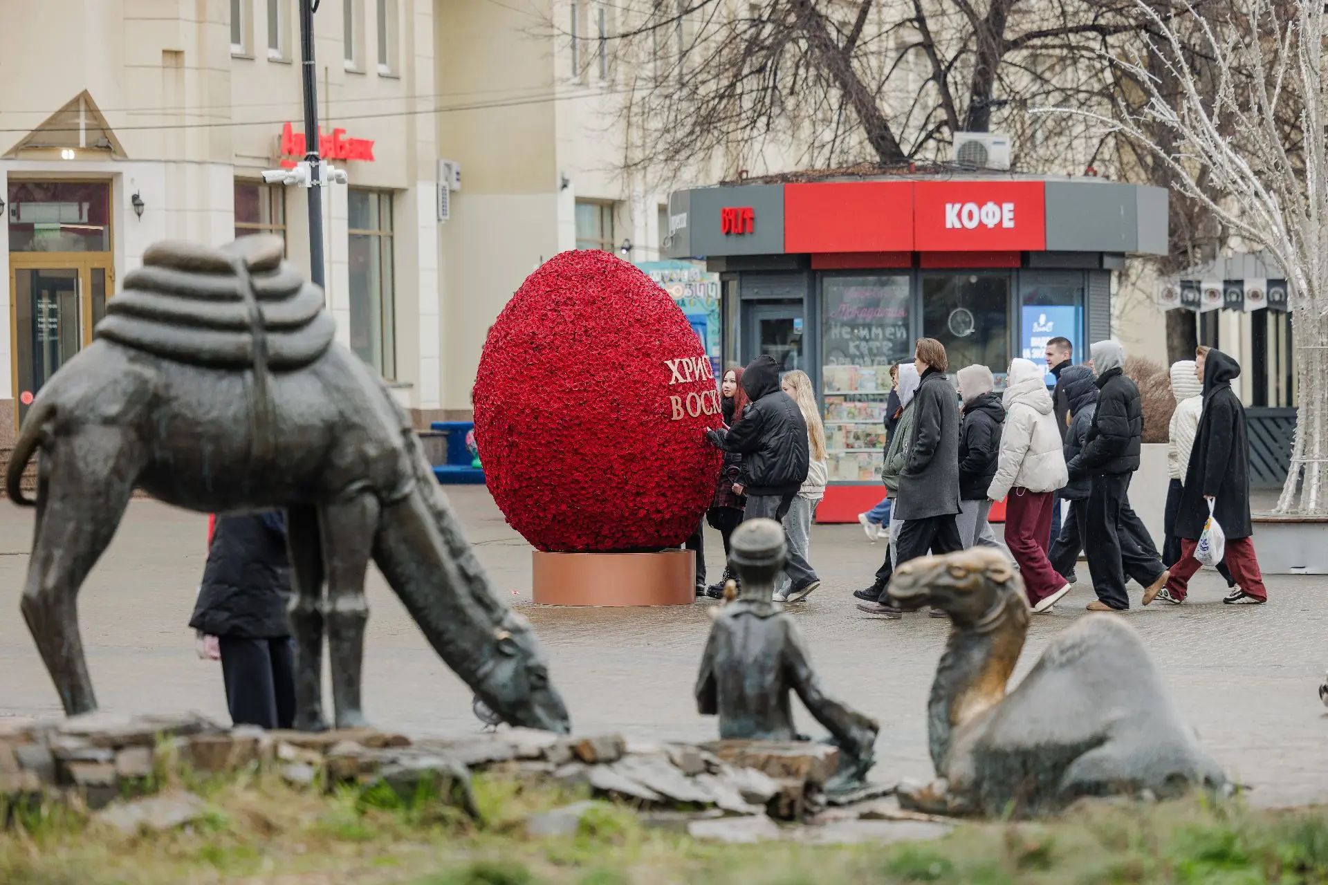 Челябинцы сделали тысячи селфи с огромными пасхальными яйцами Челябинцы сделали тысячи селфи с огромными пасхальными яйцами