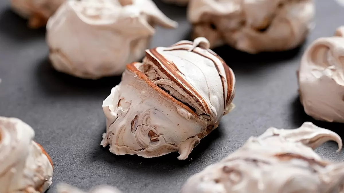 Волшебство меренгов: как превратить лишние белки в незабываемое лакомство с орехами и шоколадом