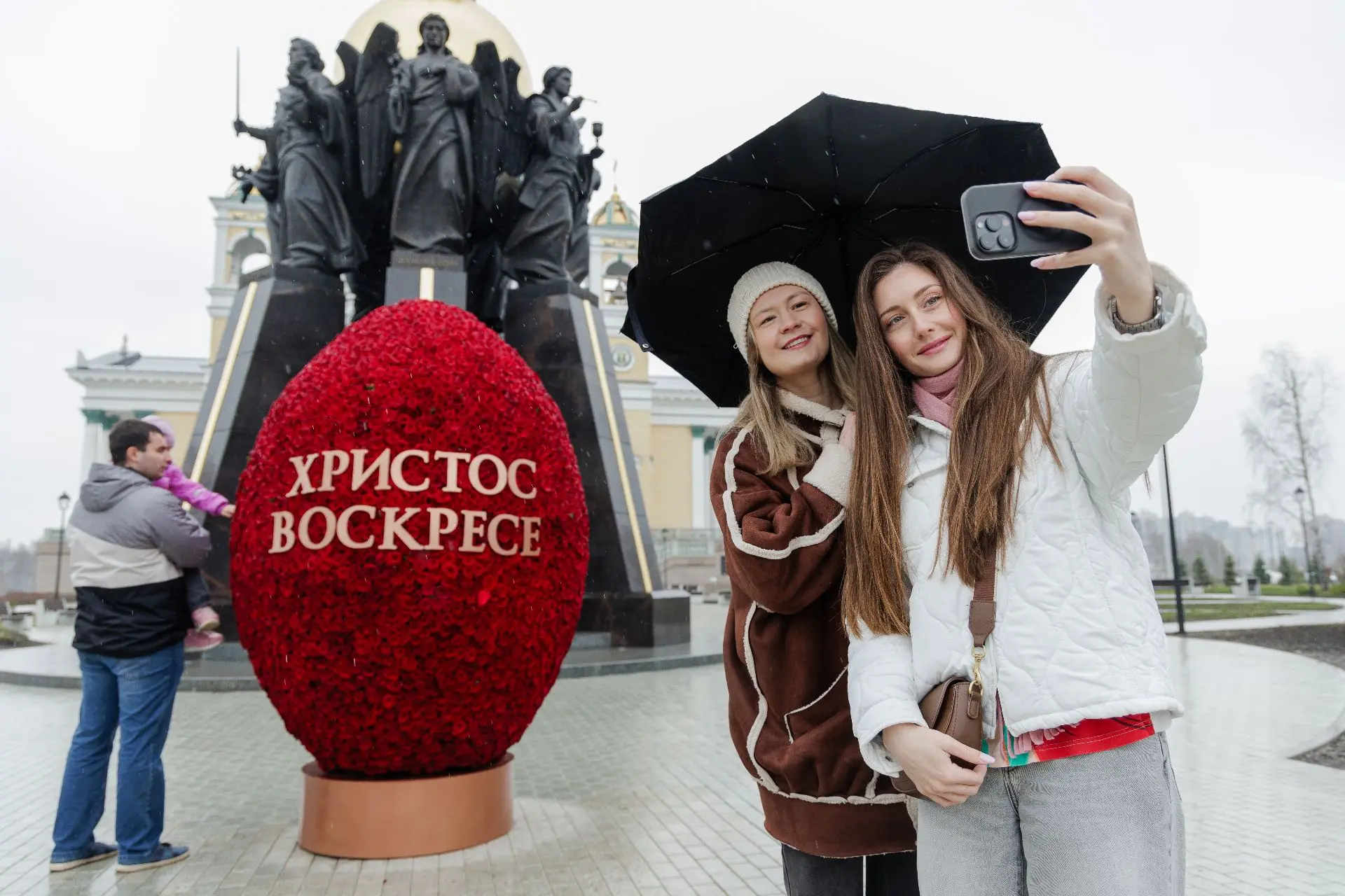 Челябинцы сделали тысячи селфи с огромными пасхальными яйцами Челябинцы сделали тысячи селфи с огромными пасхальными яйцами