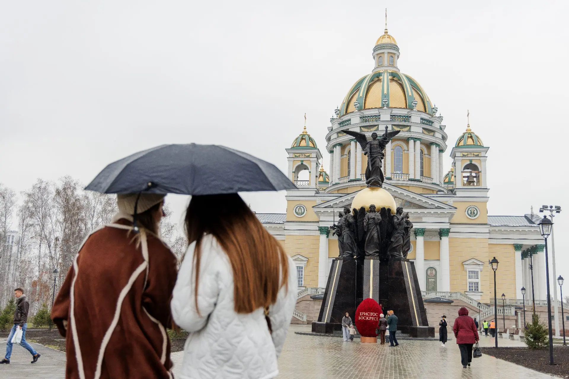 Челябинцы сделали тысячи селфи с огромными пасхальными яйцами Челябинцы сделали тысячи селфи с огромными пасхальными яйцами