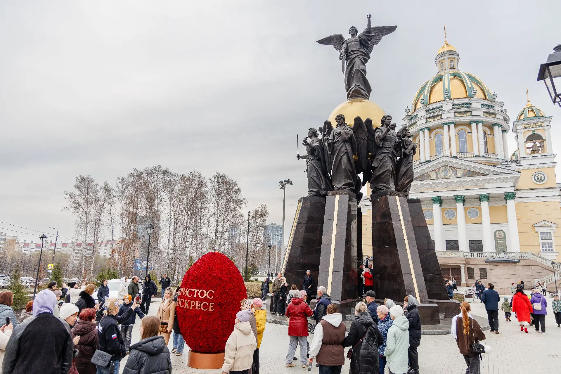 Челябинцы сделали тысячи селфи с огромными пасхальными яйцами Челябинцы сделали тысячи селфи с огромными пасхальными яйцами