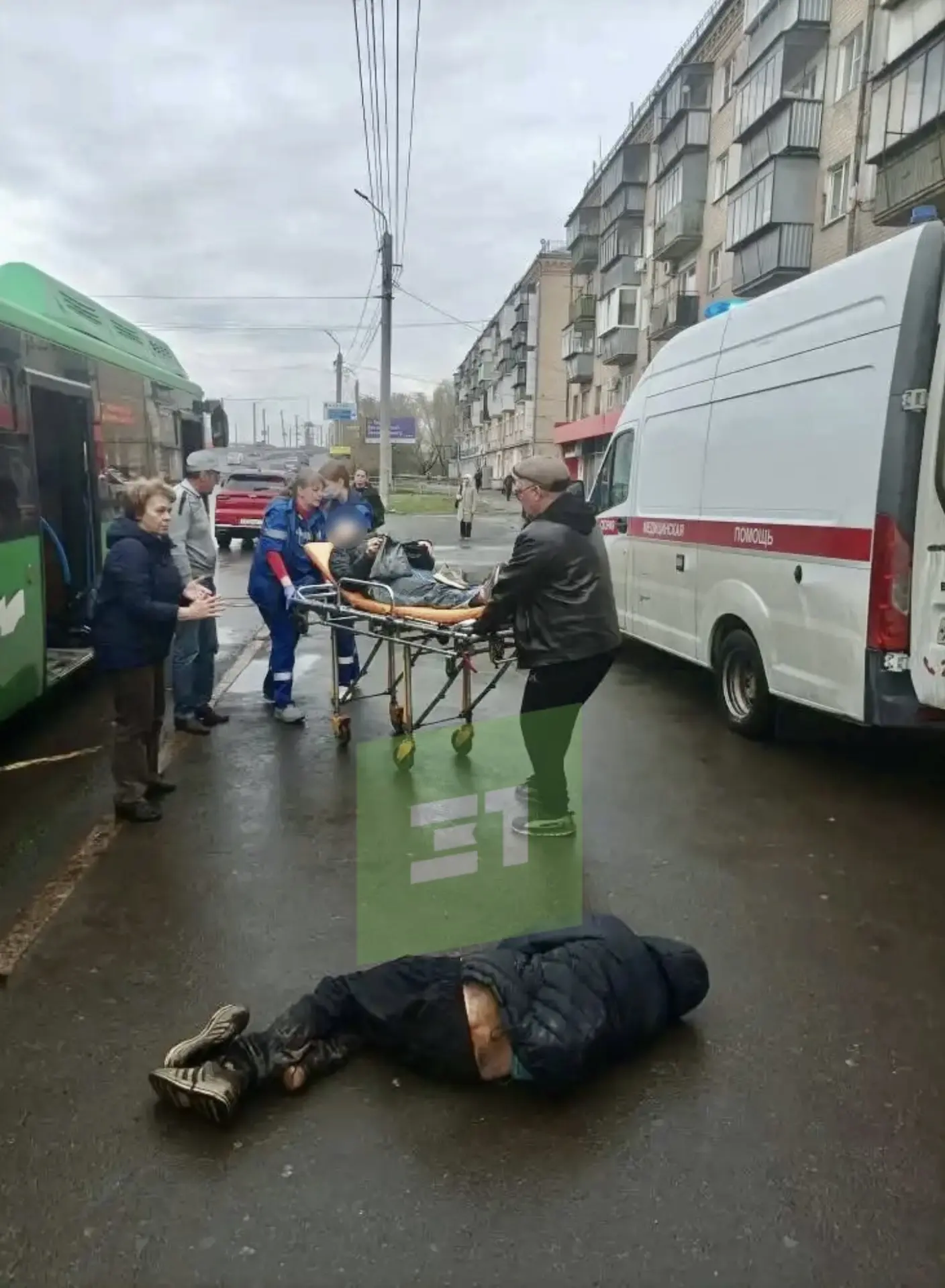 На Дзержинского водитель автобуса сбил двоих пешеходов На Дзержинского водитель автобуса сбил двоих пешеходов