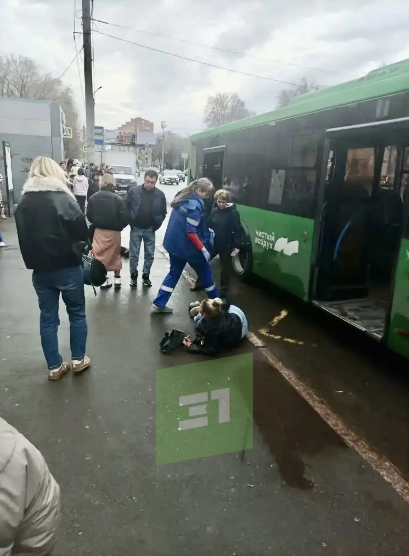 На Дзержинского водитель автобуса сбил двоих пешеходов На Дзержинского водитель автобуса сбил двоих пешеходов