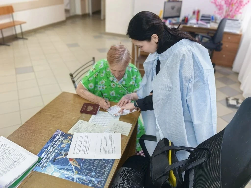 В Варненском районе полицейские доставили в больницу паспорт 86-летней женщине