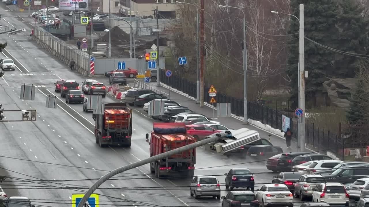 Челябинские дорожники настолько чистоплотны, что моют улицы города даже после дождя!