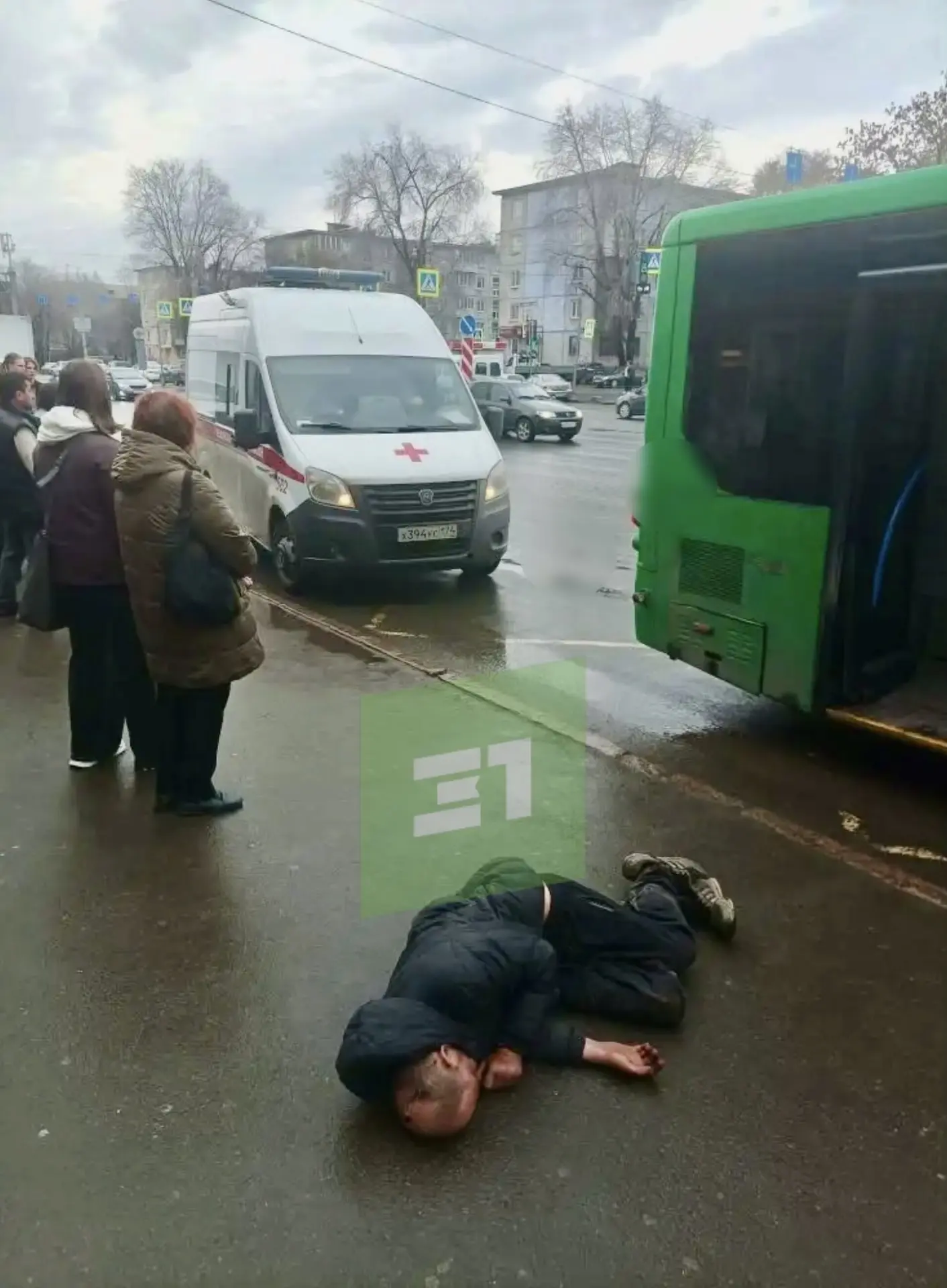 На Дзержинского водитель автобуса сбил двоих пешеходов На Дзержинского водитель автобуса сбил двоих пешеходов