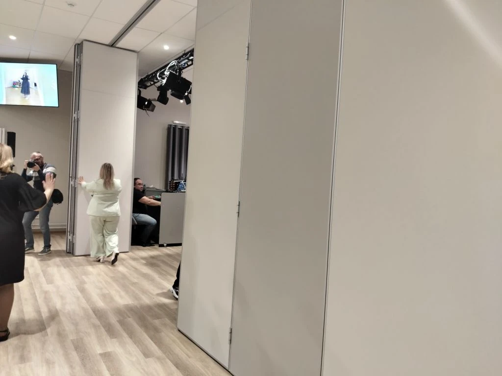 Если на табличке написано "зрительный зал" - не верь глазам своим! На самом деле помещение действительно можно соединить с соседней площадкой и смотреть концерты Если на табличке написано "зрительный зал" - не верь глазам своим! На самом деле помещение действительно можно соединить с соседней площадкой и смотреть концерты